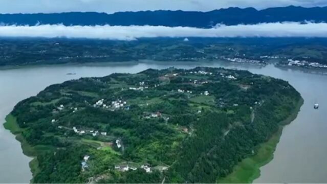 雨过天晴,三峡库区出现平流云美景