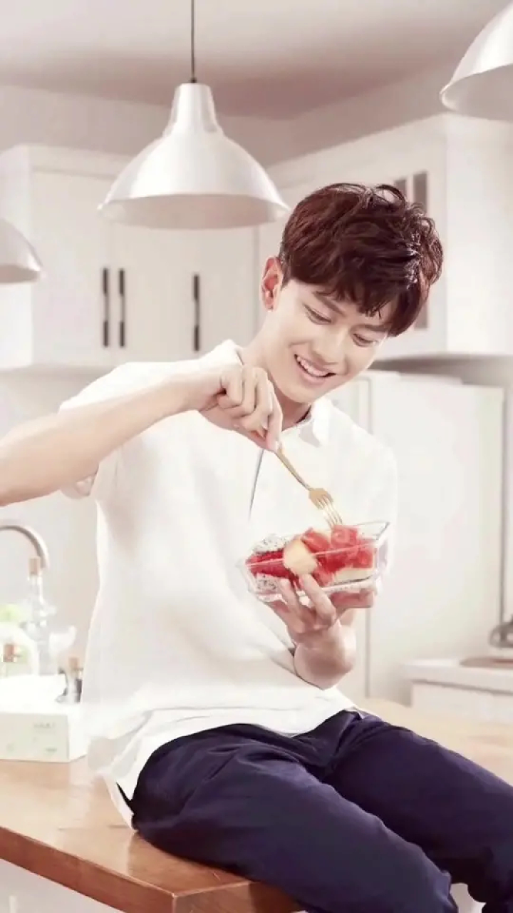 任嘉伦 #一任千面 #阳光大男孩 嘉伦的水果看着就诱人,太想吃了