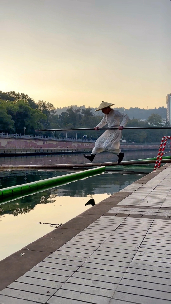 美丽的神话,轻功水上漂! #独竹漂杨兰军 #轻功水上漂 #非遗文化