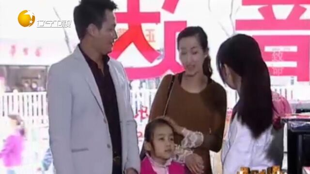 小夫妻俩去买钢琴,被美女弹奏的钢琴折服,两人立马订购一台钢琴