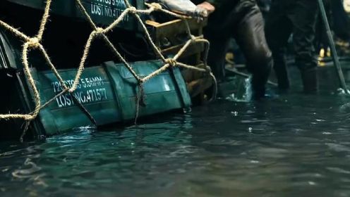 军队遭遇水中不明生物袭击《神探坤潘3》