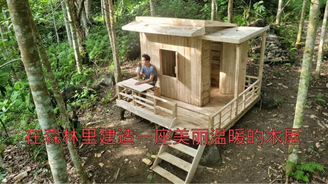 在森林里建造一座美丽温暖的木屋独居