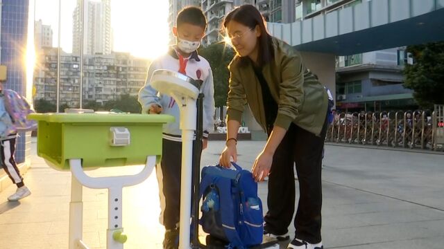 广州一小学倡议为书包“瘦身”,一二年级书包重量不超5斤