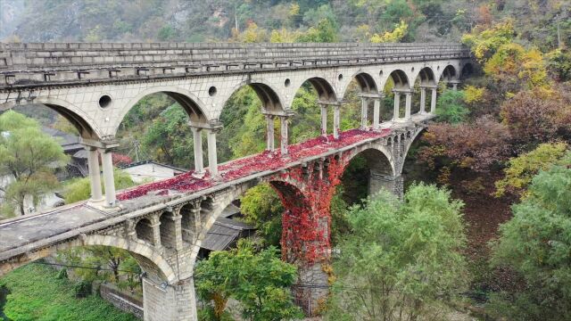 上世纪超级水利工程,横跨两山之间的双层渡槽,村民纯手工建成!