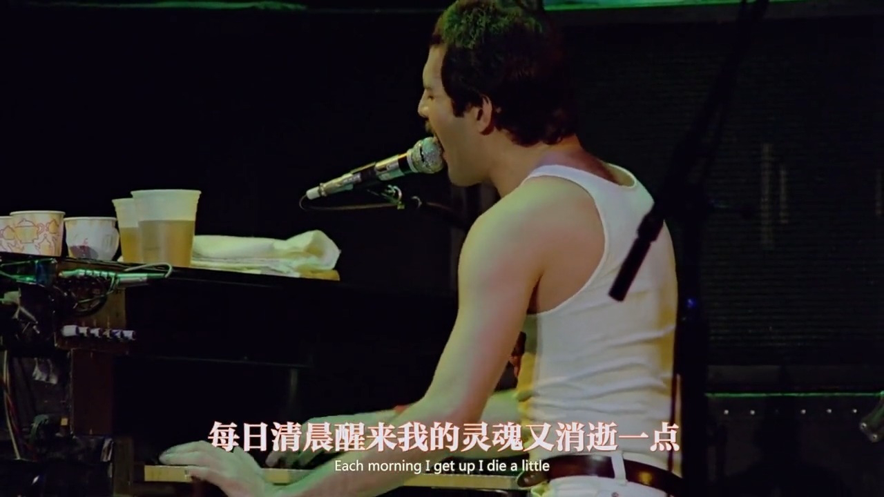 不愧是顶级乐队!这主唱也太拽了!穿着裤衩搭个毛巾就能嗨翻全场