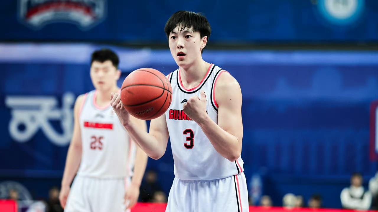 来欣赏四川主场男女观众,对胡明轩罚球时的反应