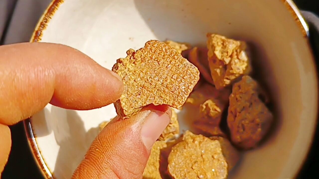 蜂胶块是什么样子的蜂胶闻起来的香味香道蜂胶颜色光泽蜂胶的纯度纯