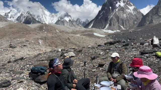 乔戈里峰K2徒步在众多8000米级山峰旁边的冰川上享用午餐是一种什么体验?