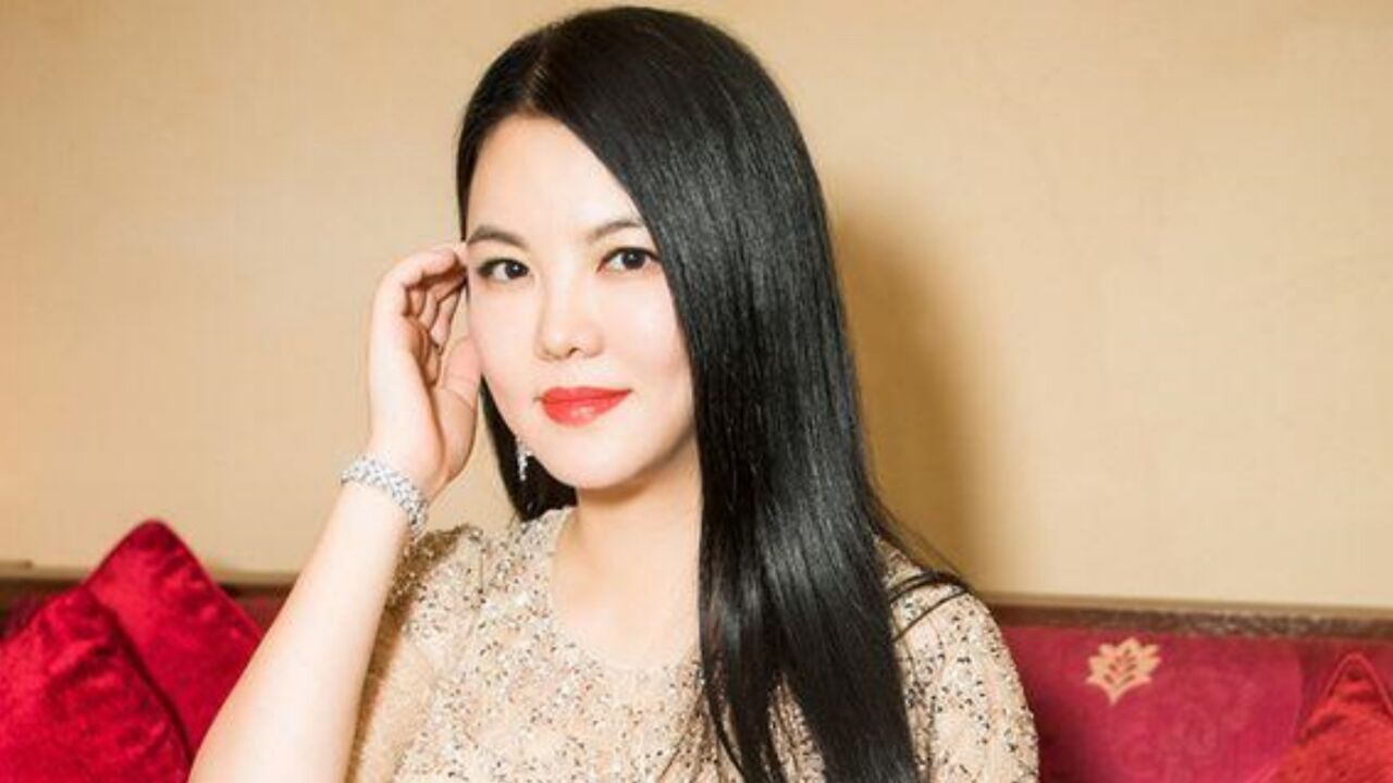 李湘香港寺庙被偶遇,身材发福严重一脸福相,打扮低调贵妇范十足