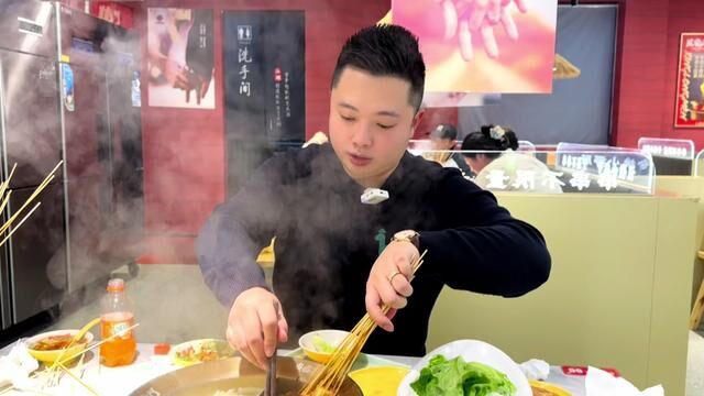 60块钱不到在宝龙实现串串火锅的自由,小郡肝毛肚掌中宝撸这三样我就超满足!真的是大环境越难,自助越火阿..