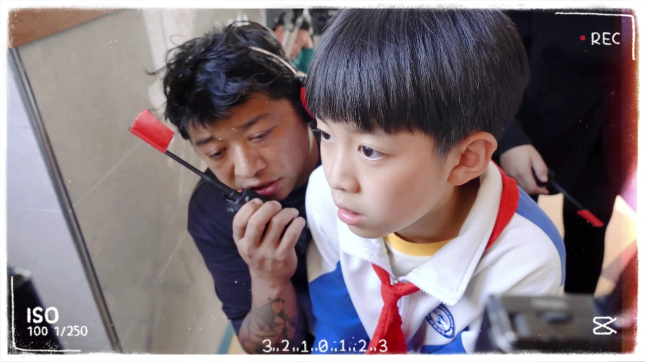 米小圈,车驰剧组客串摄影,咔咔一顿拍,还认认真真调整画面[哈哈]是勤