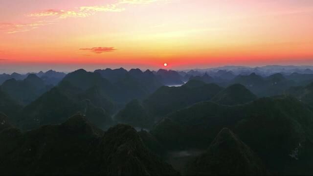 雨后转晴,隆安更望湖展现出淋漓尽致的千里江山图.#有一种山叫广西的山 #山水如画 #水墨山水