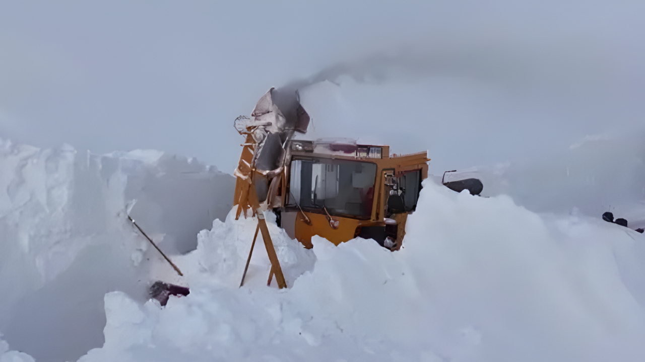 新疆阿勒泰雪崩积雪最深处超5米最长一段雪崩点已打通明日还将有降雪