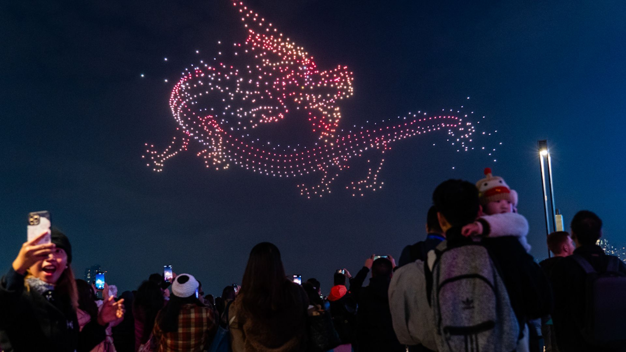帅气香港无人机灯光秀点亮夜空中国龙翱翔引游客驻足拍照