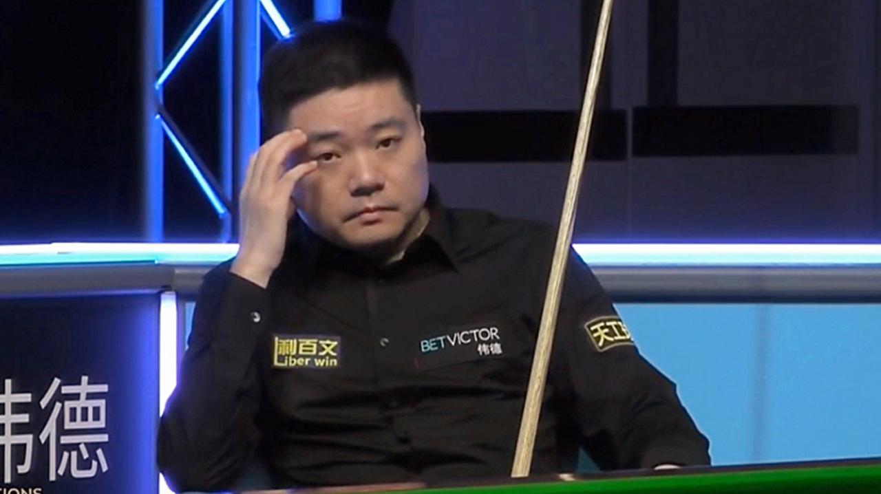 5倍慢镜回放,丁俊晖上演搞笑一幕,母球停袋口"愣神"10秒