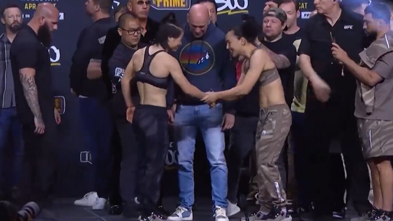 闫晓楠称重对视向张伟丽弯腰点头,面带微笑主动握手北京时间4月13日