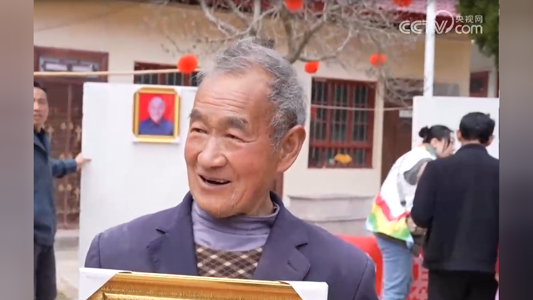 杨鑫:给大山里的老人拍"大相",老人们笑着拍下"微笑遗照"