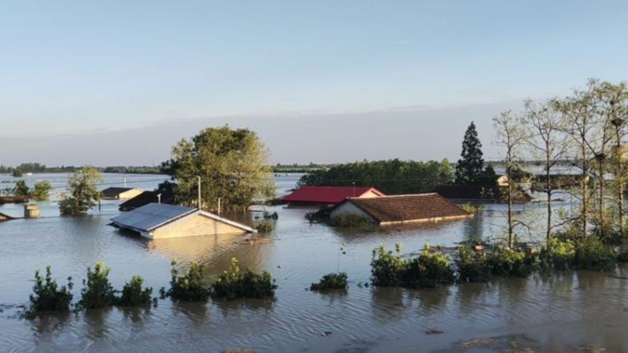 救援力量奔向洞庭湖决堤口:村民被通知连夜撤离,5小时后水漫房顶
