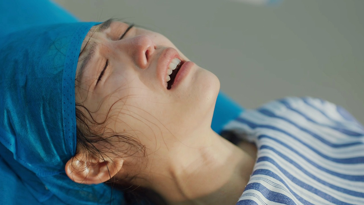 生活在别处的我丨夏果独自一人医院生娃,强忍剧痛手术