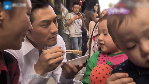 严屹宽提前当\"爸\"带孩子