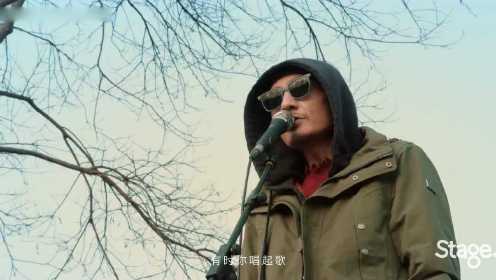 朴树在寒冬的北京后海边上给陌生人哽咽唱歌
