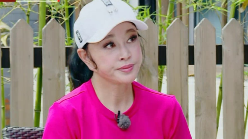 悦悦围观杀鱼吓到“变形” 刘晓庆孙嘉灵被花式套路