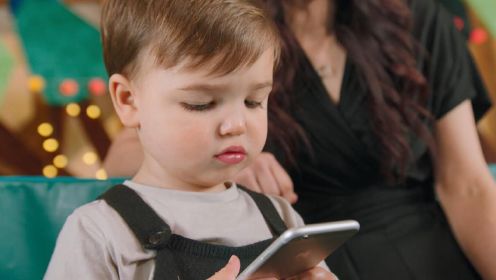 家里有个“手机宝”！玩手机的孩子更有优势？