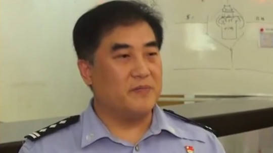 飞身夺刀救险 派出所里的特警政委