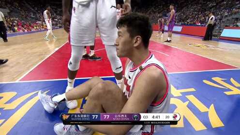 《广东男篮》【得分】杜润旺上手打进2+1！无奈摔倒脚踝受伤被苏伟搀扶下场