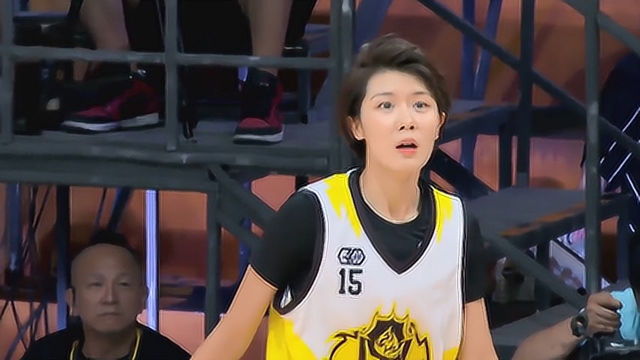 我要打篮球:周彤再得三分球,李易峰场下欢呼,果然巾帼不让须眉!
