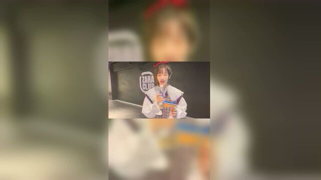 李佳洁个人才艺展示 对着水瓶深情演唱