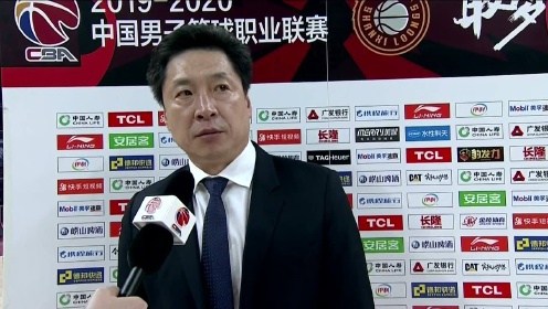 《CBA全场集锦》赛后采访李春江： 比赛虽然输了士气不能输 努力准备后面比赛