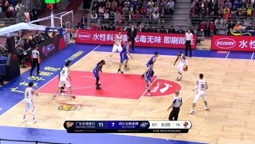 《广东男篮》这球有小卡内味儿了 易建联身高臂长无视防守中投入网