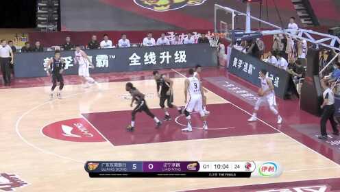《广东男篮》需要时候挺身而出 梅奥疾驰突进强行出手推反击