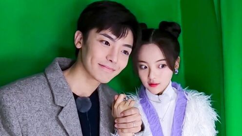 杨超越侯明昊大头贴机牵手自拍超害羞der