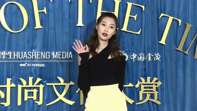 演员、模特李斯羽亮相红毯 黄色半身裙显春日元气