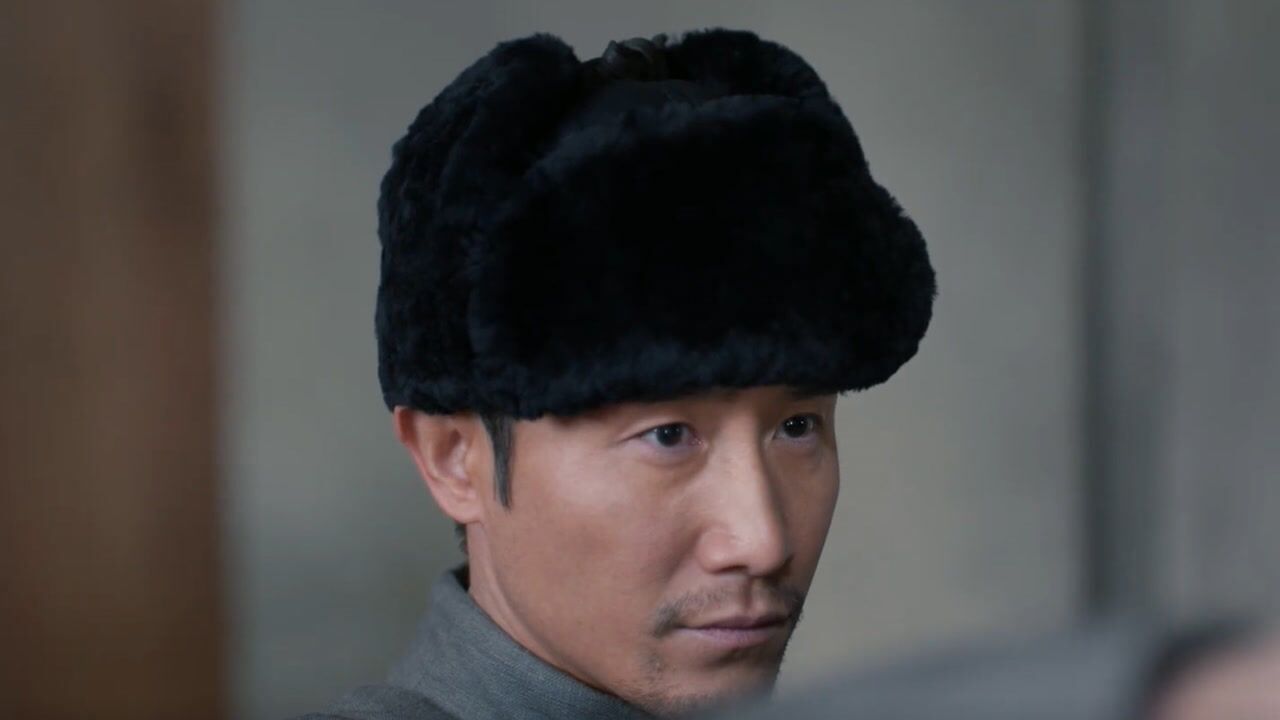 《老酒馆》第33集03:马旅长在睡大觉,突然有人用枪抵住他的头逼他交出