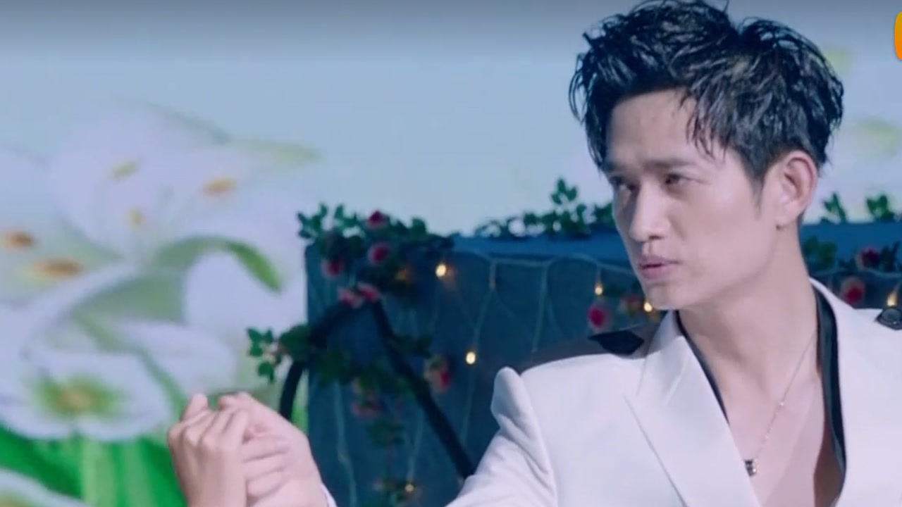 《 极光之恋》第12集02:韩星子李俊泰一同表演节目,两人深情对视配合