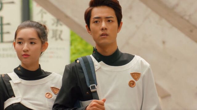 《超星星学园》第十一集01:芝儿和方天择压马路遭黑衣人袭击,逃跑闹