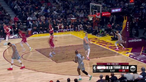 《NBA全明星》神来之笔 詹姆斯试图自抛自扣篮球直接钻入篮筐