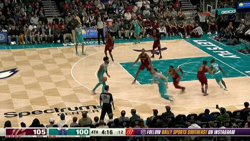 《NBA全场集锦》抓住失误推反击！米切尔鬼手刀球疾驰暴扣顺理成章
