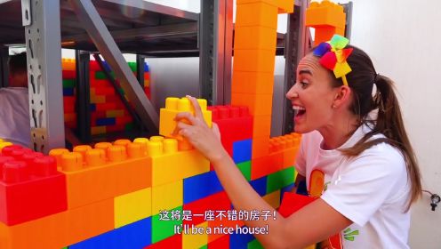 弗拉德和尼基用彩色玩具块搭建三层房子_213