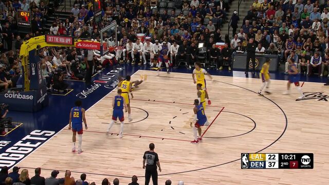 詹姆斯防守被绊倒立马找回场子 雷吉投进关键三分点燃主场球迷