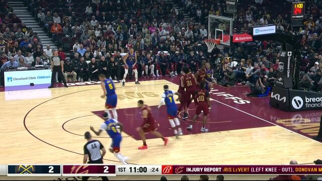 开场小试牛刀 约老师顶着双塔强势杀入篮下