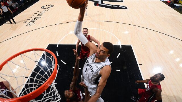 热火vs马刺五佳球 文班亚马接布兰纳姆传球空接劈扣炸翻全场