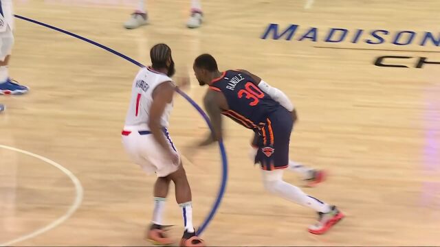 兰德尔吸引防守穿针引线 罗宾逊一步登天空接炸筐