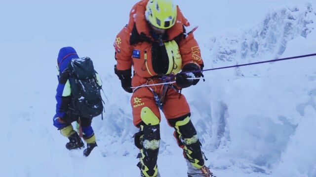 暴雪肆虐!盲人登山者冒死攀冰壁