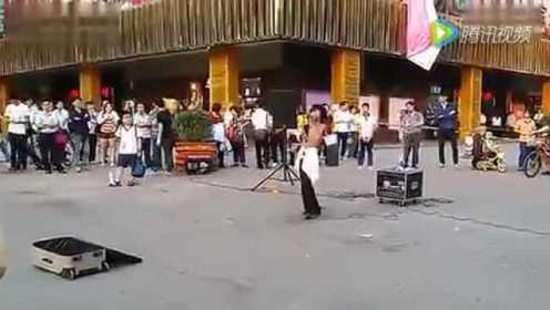 街头残疾流浪歌手唱歌 秒杀中国好声音！