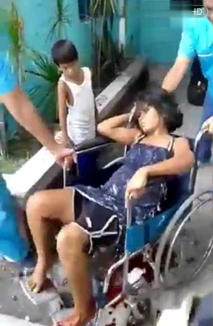 外国女子大街分娩，男子困惑一脸无奈_高清