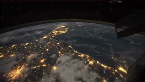 美国宇航局NASA拍摄的一段从太空中看地球夜晚的视频，从连绵一片的城市灯光到绚烂的极光，简
